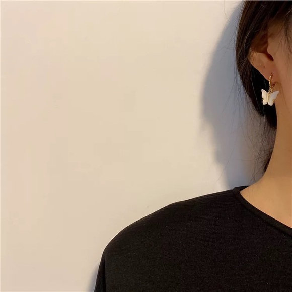 ⚜️[𝟯/$𝟭𝟴]⚜️White Butterfly Hoop Earrings NEW - Picture 5 of 10